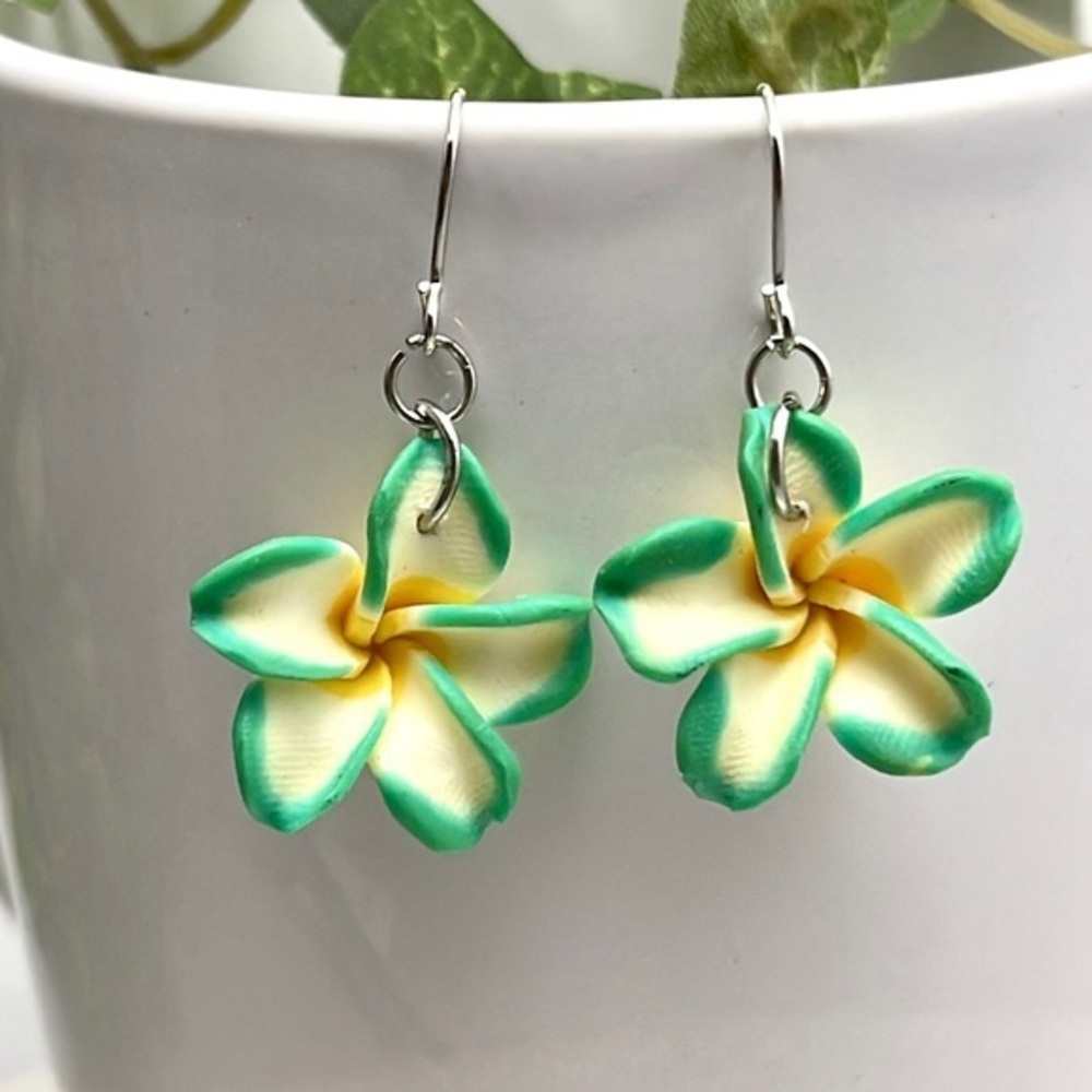 💚Beautiful Small Plumeria Dangle Earrings
